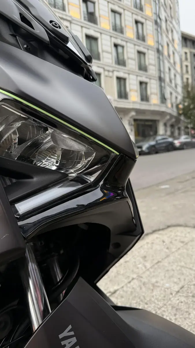 Xmax ön far altı winglet piano black (parlak siyah) kapak 2024-2026 - ek görsel