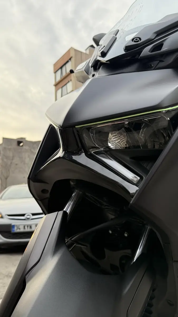 Xmax ön far altı winglet piano black (parlak siyah) kapak 2024-2026 - ek görsel