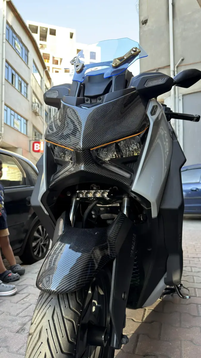 resimler/genel/Xmax 3lü set karbon desen kapak (ön far üstü+ön çamurluk+far altı winglet) 2025-2026 hareketli camlar