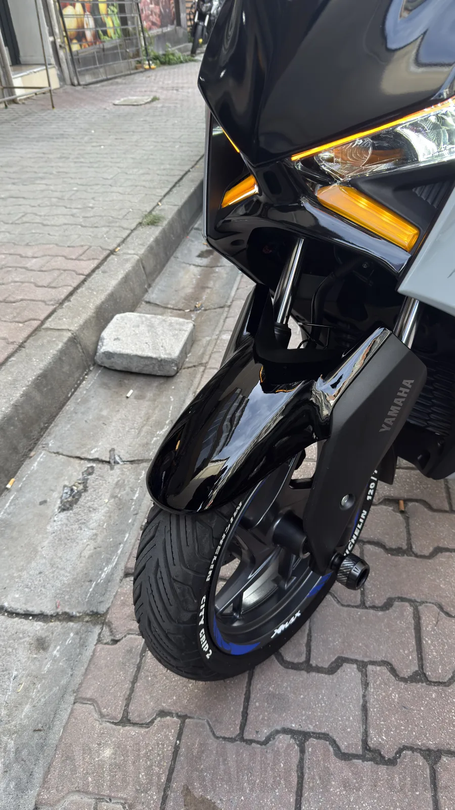 Xmax 2024-2026 piano black (parlak siyah) ön çamurluk KAPAK